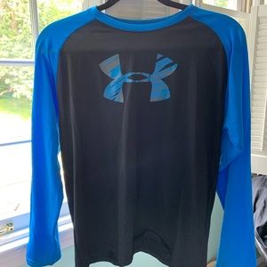 Loose fitted under armor long sleeve T-shirt